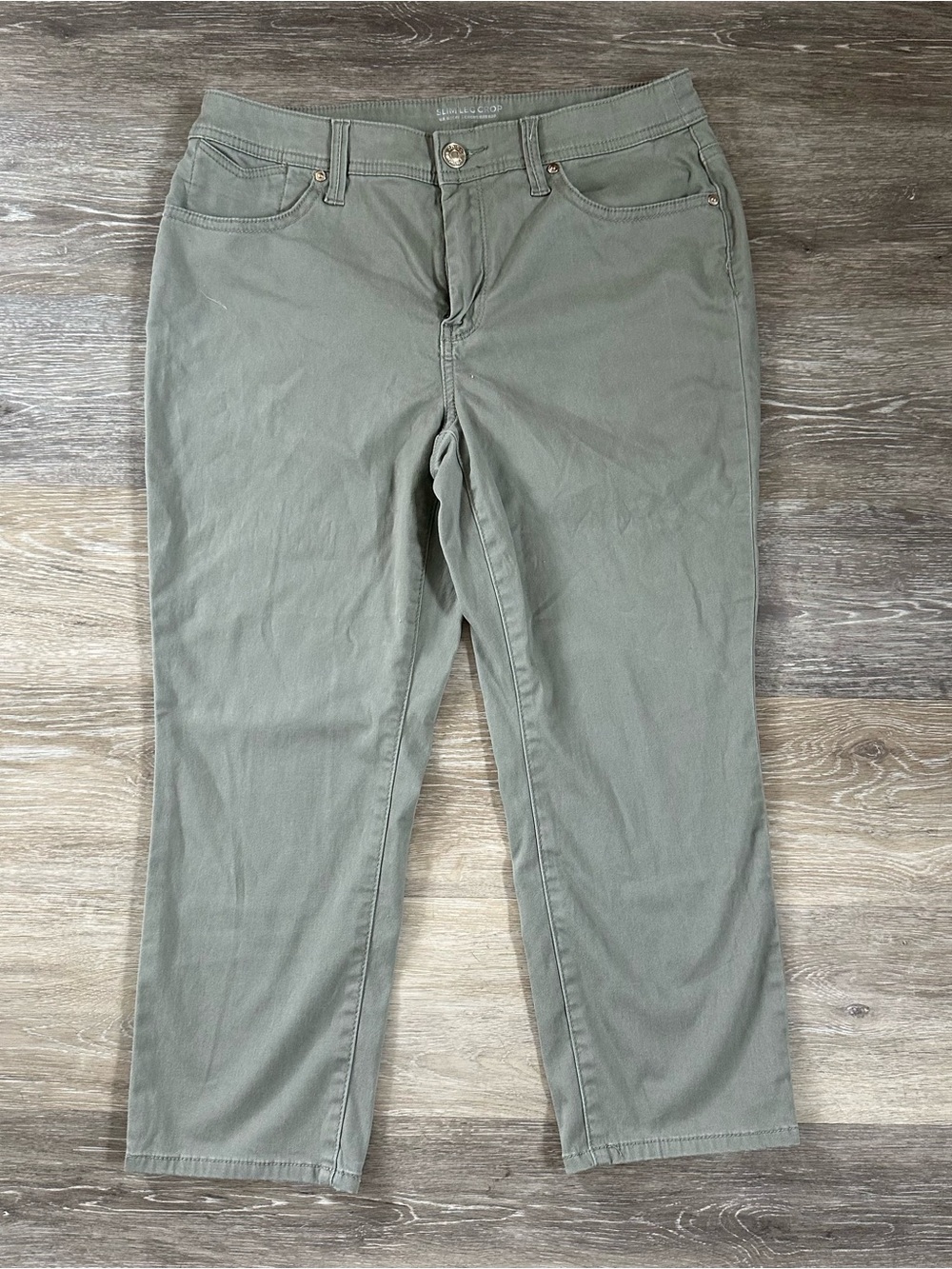 Chico's khaki green slim leg cropped Capri pants Size 6 petite nwot